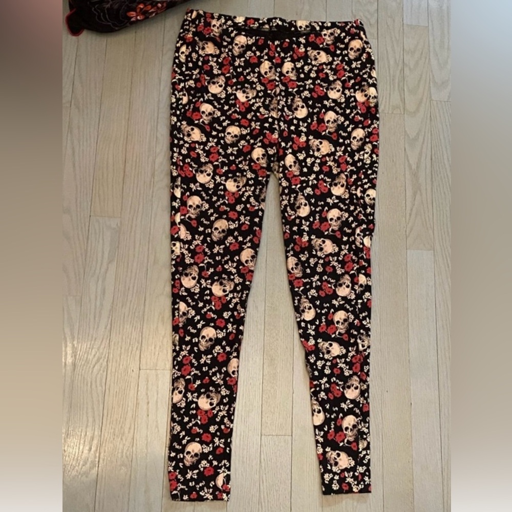 🌹TORRID SKULL/ROSES LEGGINGS🌹